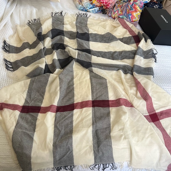 Burberry House Check 100% Merino Wool Scarf 110cm by 110cm - Picture 5 of 10